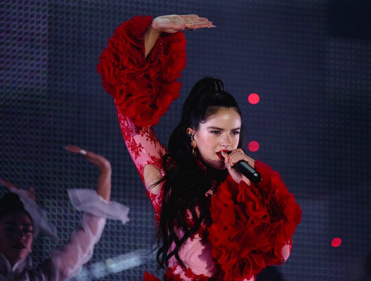 Rosalía nuevamente contra el paredón