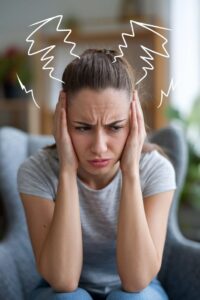 La ansiedad no es una falla, es una señal. En este artículo descubrirás cómo reconocerla, comprender su origen y aplicar técnicas efectivas para calmarla, desde la respiración consciente hasta el cuidado del pensamiento. Porque vivir en paz también se aprende.